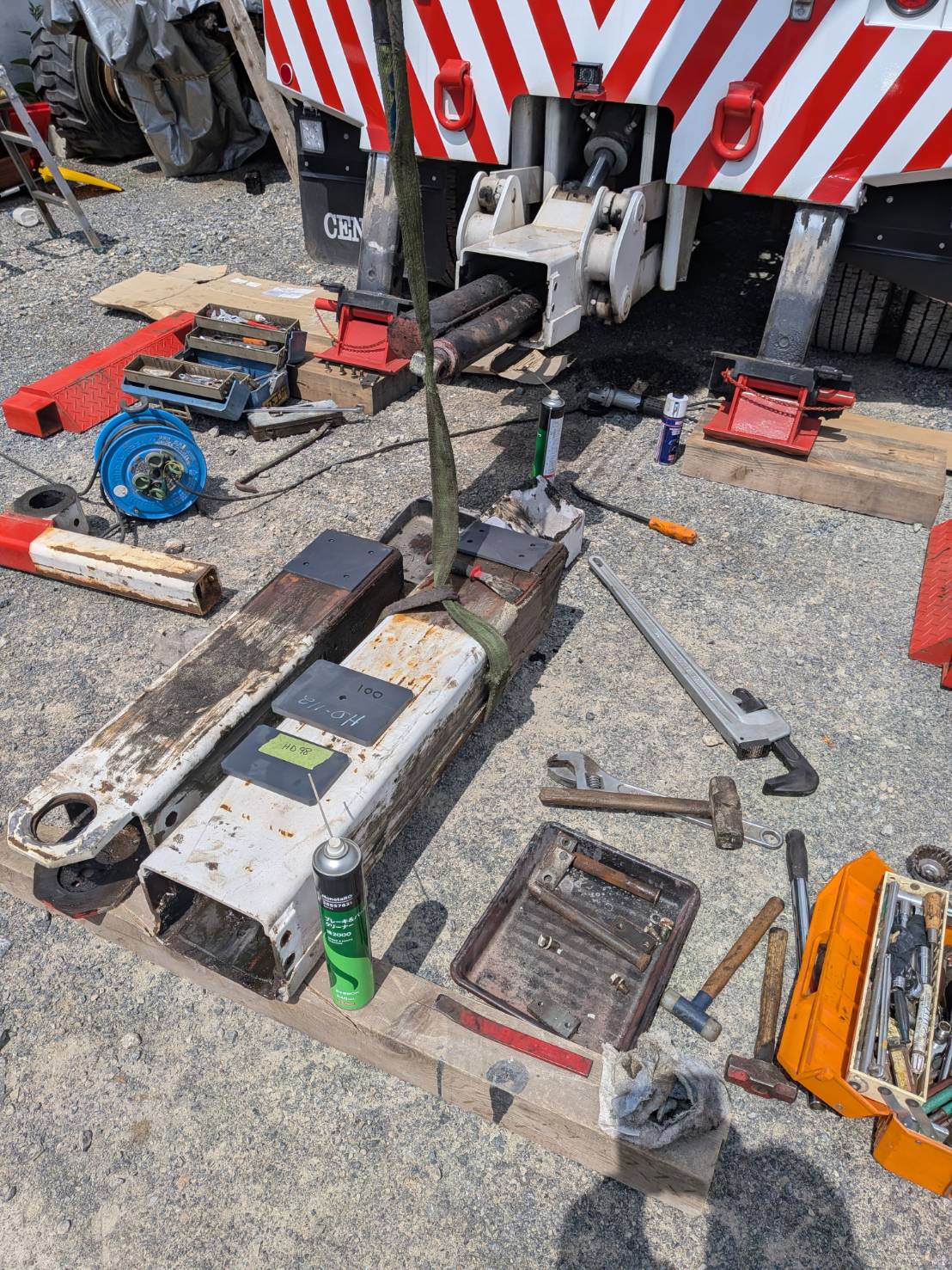 レッカー車の装置を修理・メンテナンスしている作業風景