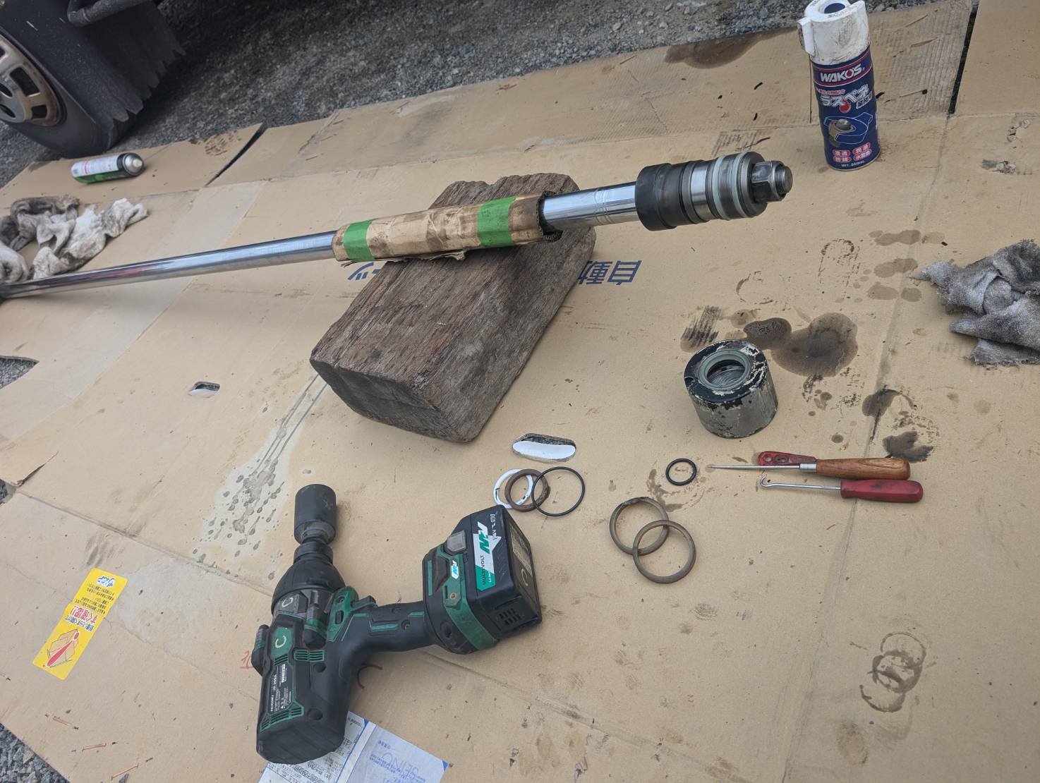 油圧シリンダーの分解修理作業